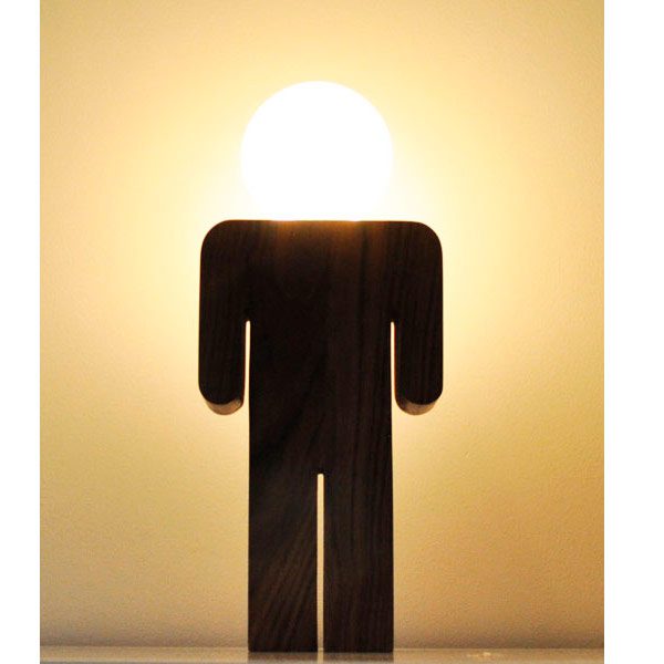 Lámpara mesa hombre iluminada